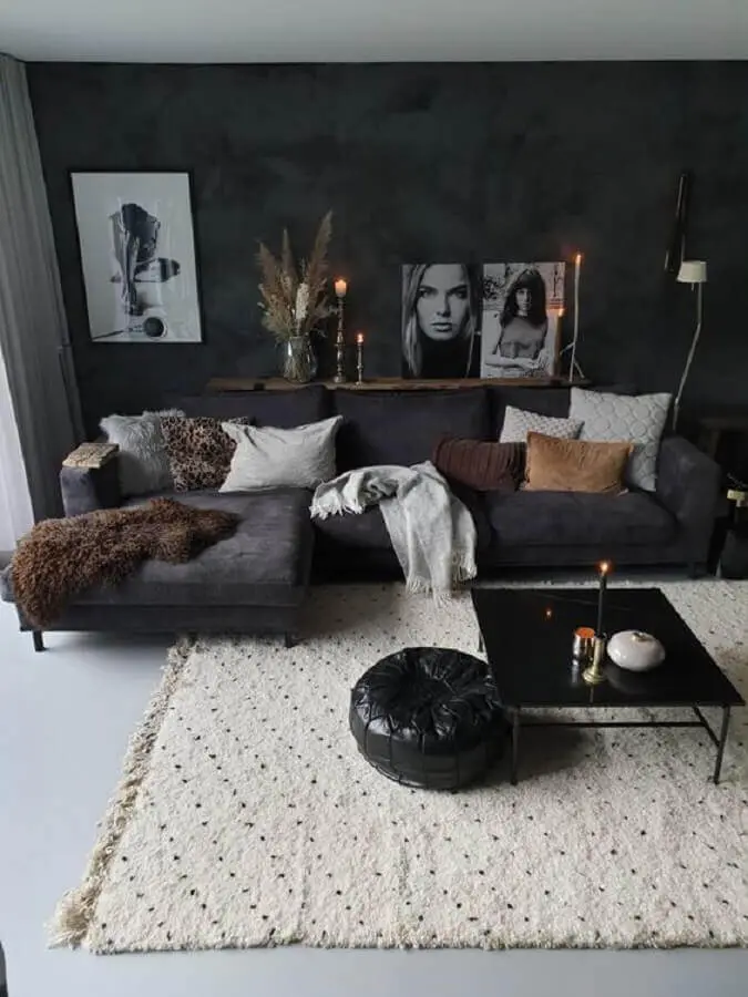 decoração simples para sala preta com várias almofadas e tapete bege Foto Futurist Architecture