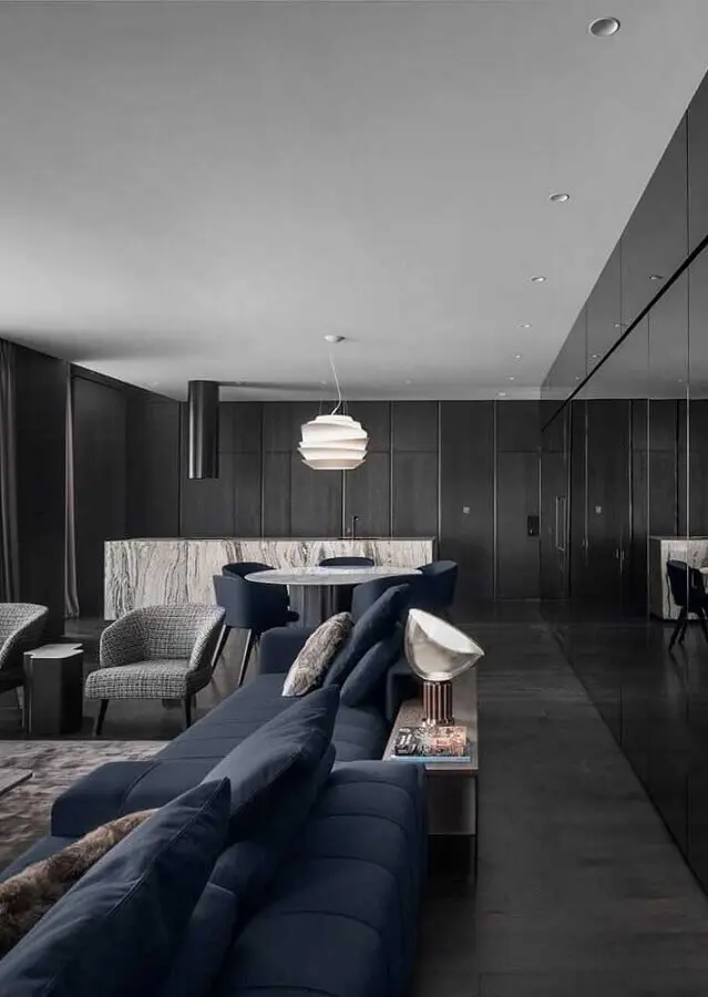 decoração sofisticada e moderna para sala preta com sofá azul marinho Foto Pinterest