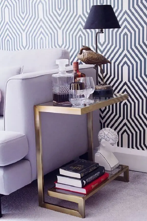 design moderno de mesa de canto de sofá com estrutura dourada Foto Danielle Noce