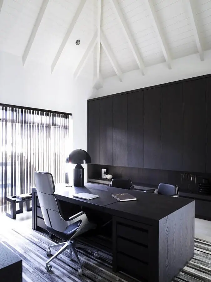 escritório moderno planejado com móveis pretos e cadeira de escritório presidente Foto Futurist Architecture