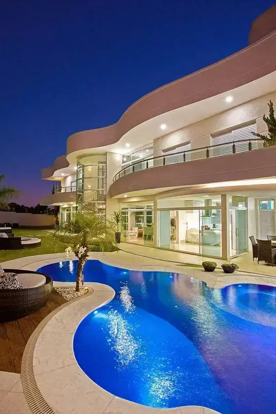 Fachada de mansão de luxo com piscina