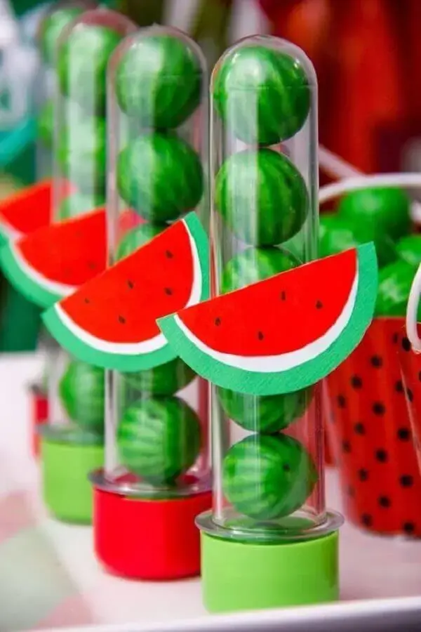 festa da magali decoração com tubetes personalizado com chicletes de melancia Foto Pinterest