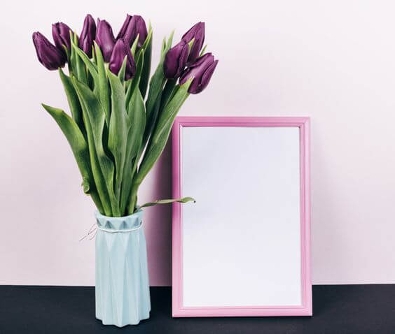 Flor roxa com vaso branco tulipa