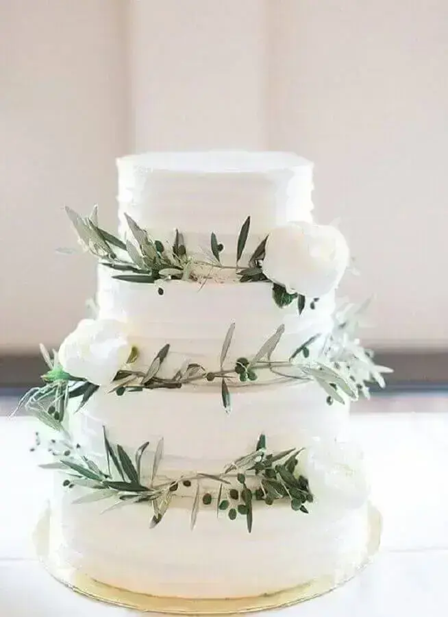 flores brancas e folhagens para decoração de bolo bodas de cristal Foto Pinterest