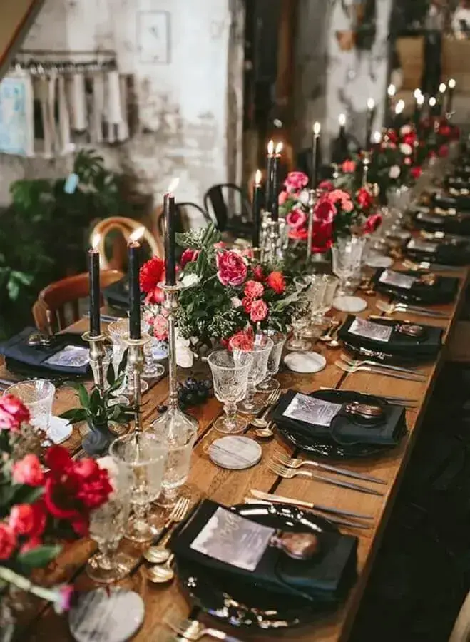 flores vermelhas e pratos pretos para decoração moderna de bodas de cristal Foto Inspired by This Blog