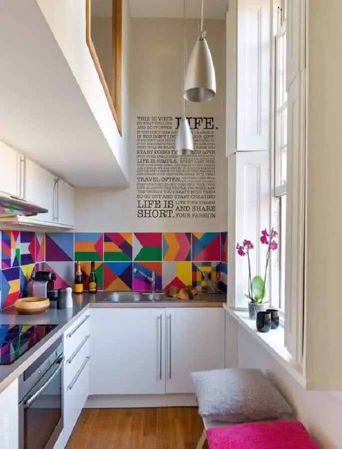 ideias de decoração para cozinha pequena com revestimento colorido Foto CoachDecor