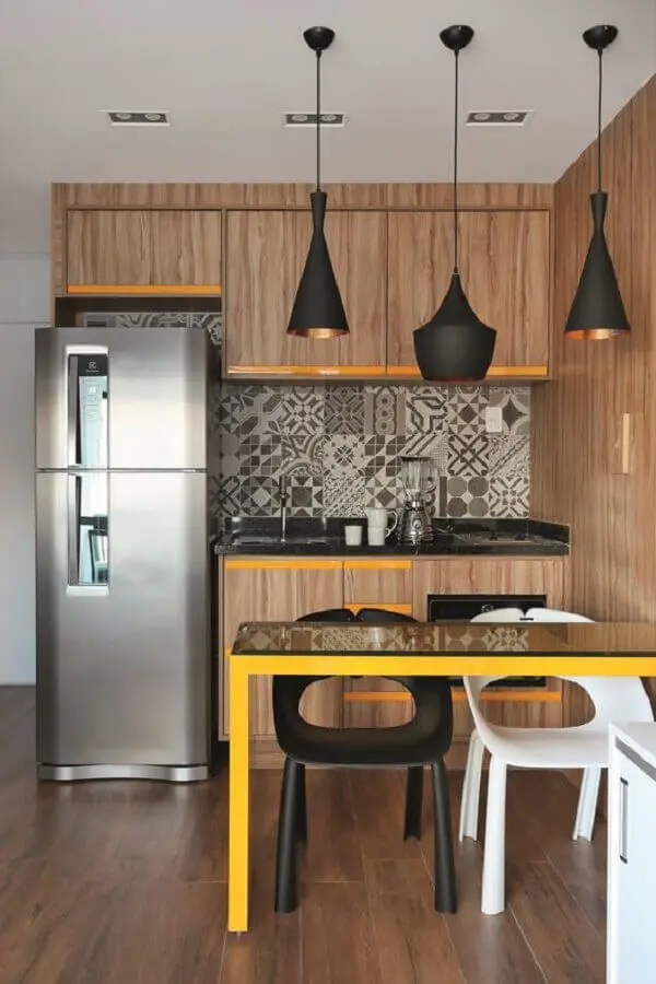 ideias para cozinha americana pequena com armários de madeira e pendentes pretos Foto Jeito de Casa