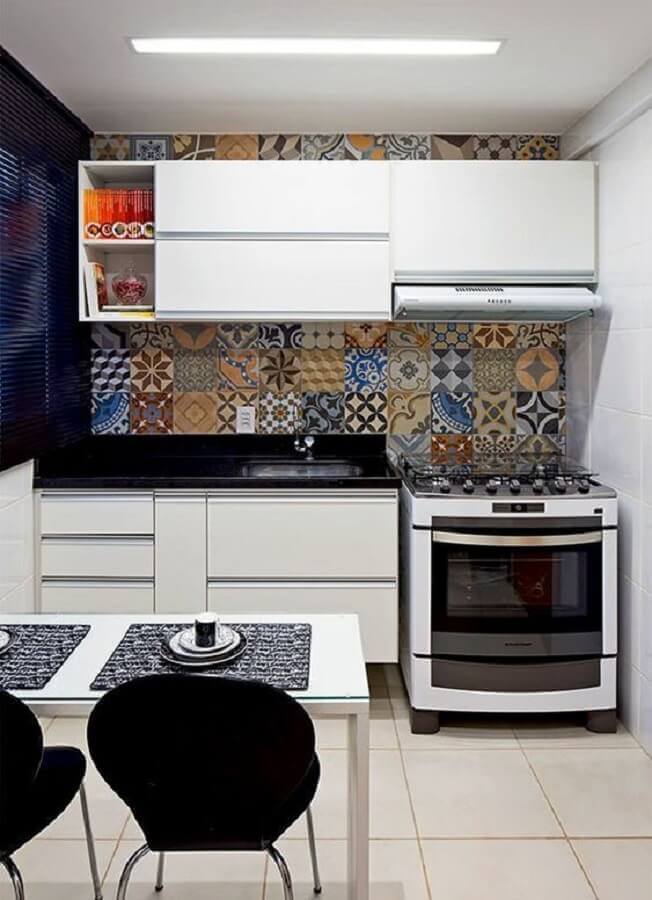 ideias para cozinha americana pequena decorada com adesivos de azulejos coloridos Foto Pinterest