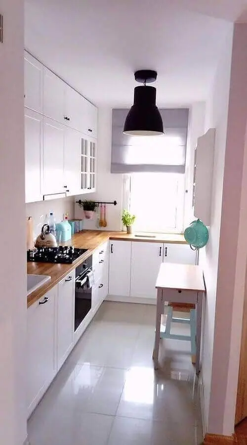 ideias para cozinha pequena com bancada de madeira e armários brancos Foto Pinterest