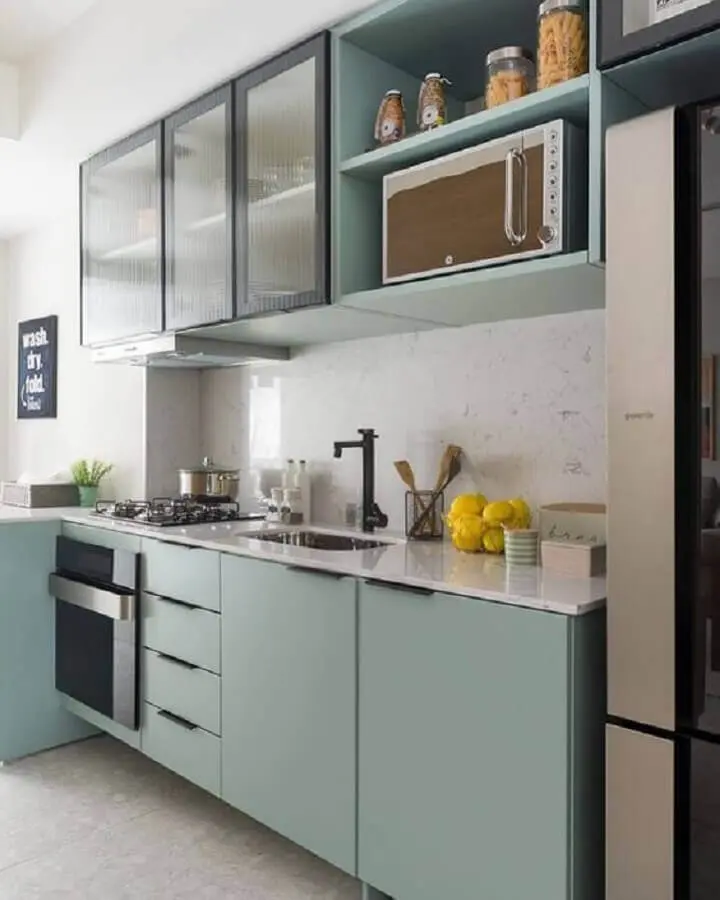ideias para cozinha pequena de apartamento com armários verde pastel Foto Espaço Mulher