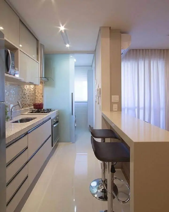 ideias para cozinha pequena de apartamento com porta de vidro para divisão de lavanderia Foto Arquitrecos