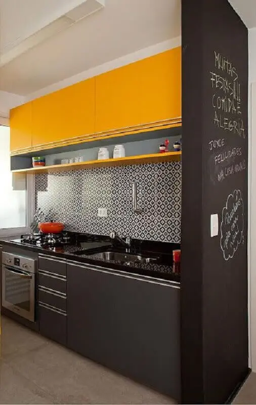 ideias para cozinha pequena preta e amarela com armários planejados Foto Jeito de Casa