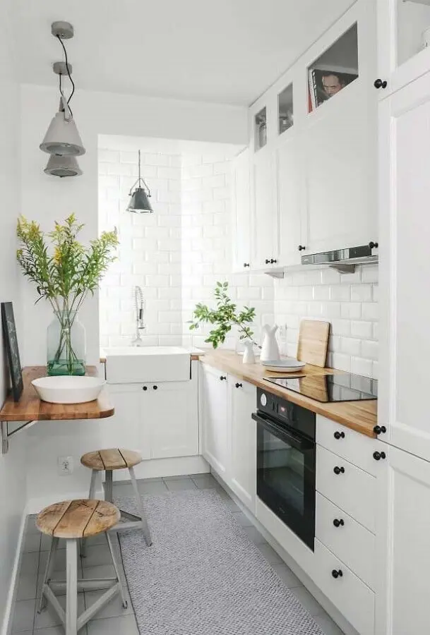 ideias para cozinha pequena toda branca com mesa dobrável e bancada de madeira Foto Pinterest
