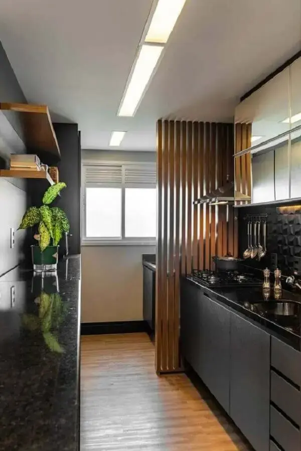 ideias para decorar cozinha pequena preta moderna com divisória de madeira Foto Futurist Architecture