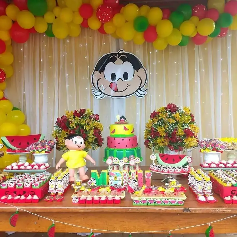 linda decoração de festa da magali com muitos balões e cortina de luz Foto Kixodô Festas