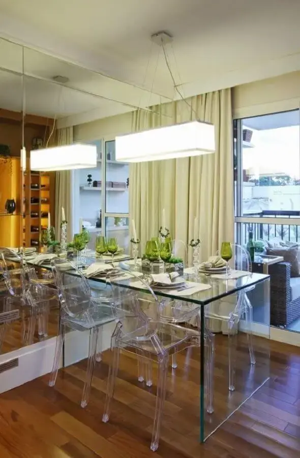 lustre para mesa de jantar pequena de vidro com cadeiras de acrílico Foto Jeito de Casa