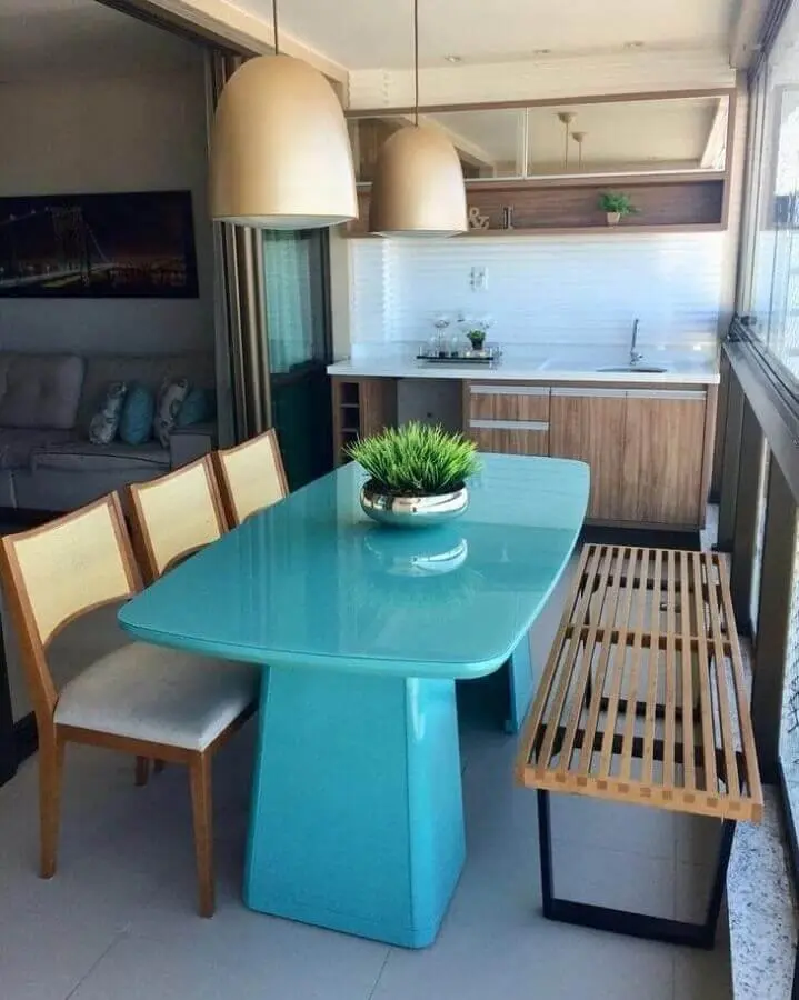 mesa azul com banco e cadeira de madeira para decoração de varanda Foto Sorelle Móveis e Decorações