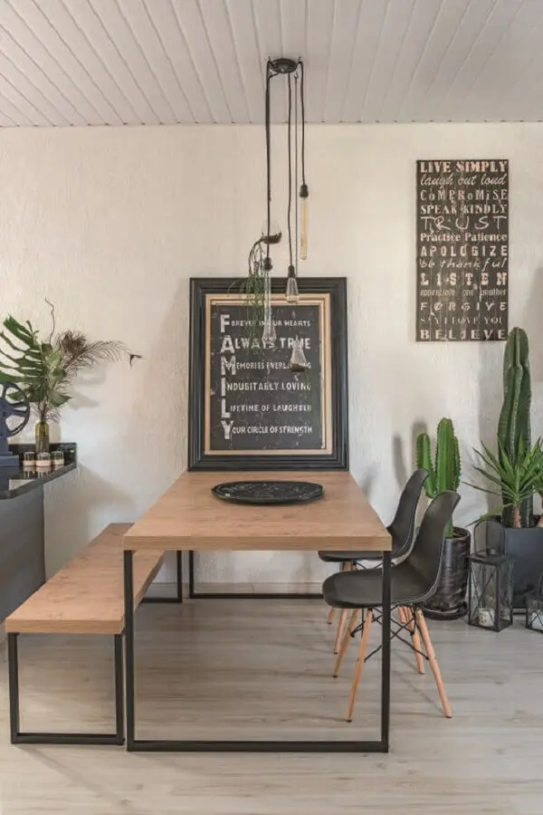 mesa com banco com design industrial para decoração de sala de jantar Foto Simples Decoração