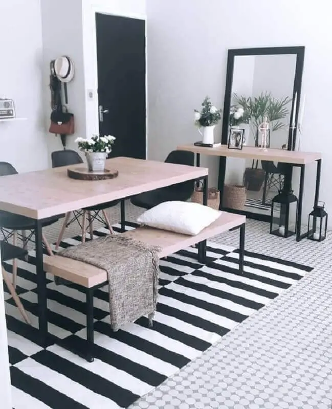 mesa com banco para decoração de sala de jantar com tapete listrado preto e branco Foto Pinterest