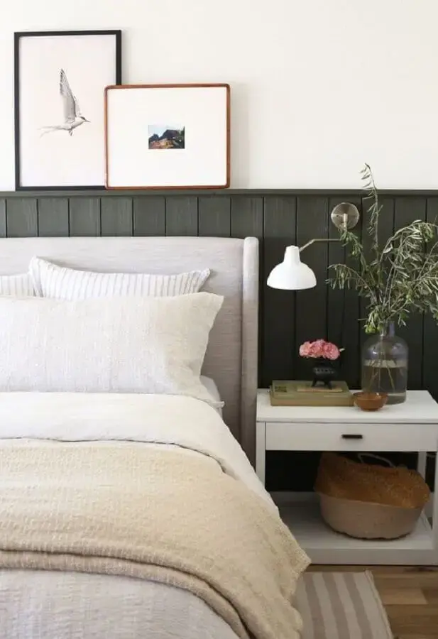mesa de cabeceira branca para decoração de quarto com cabeceira cinza clara Foto Pinterest