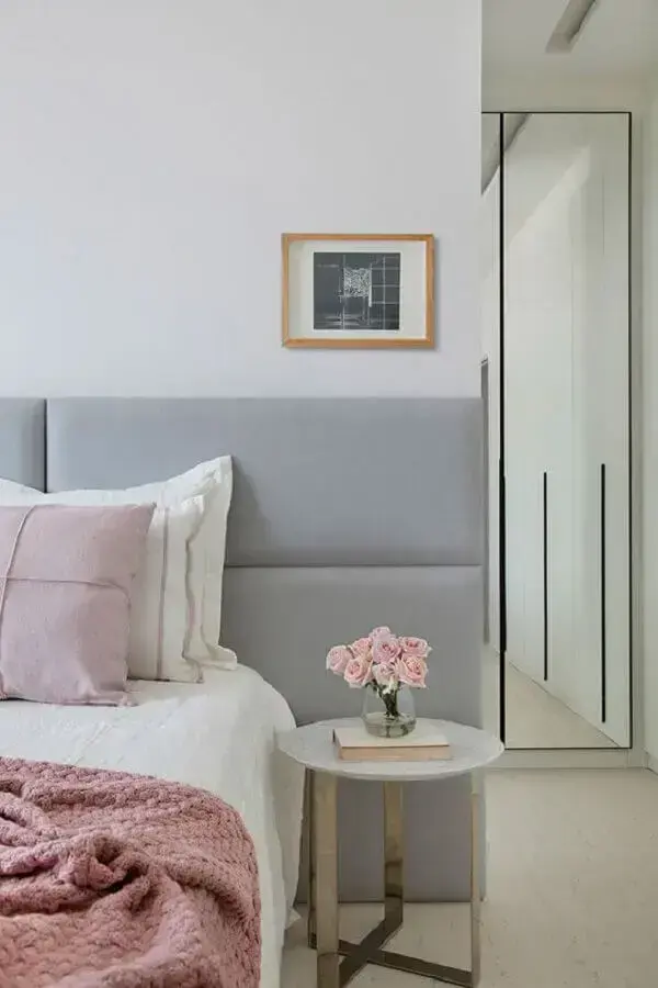 mesa de cabeceira moderna para decoração de quarto cinza e rosa Foto Casa de Valentina