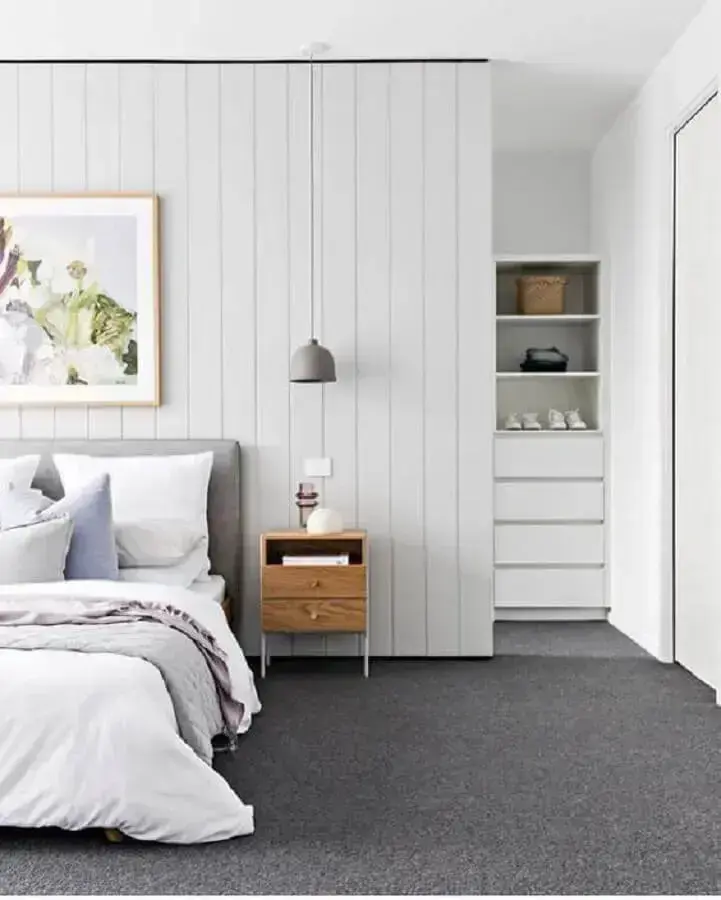 mesa de cabeceira pequena com gavetas para decoração de quarto cinza e branco Foto Pinterest