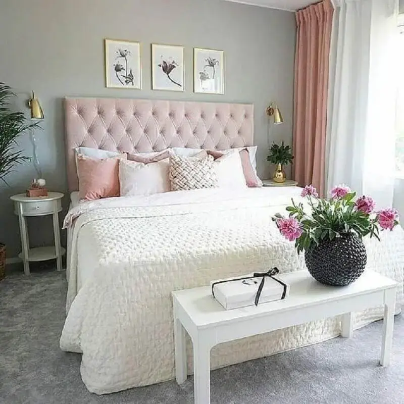 mesa de canto branca com gaveta para decoração de quarto de casal cinza e rosa Foto Pinterest