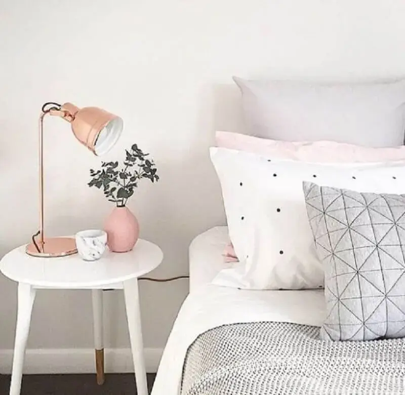 mesa de canto branca para decoração de quarto feminino branco e rosa Foto Tallita Lisboa