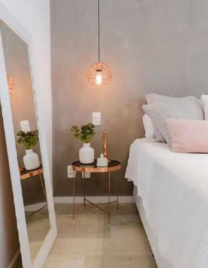 mesa de canto para quarto branco decorado com parede de cimento queimado e espelho de chão Foto Pinterest