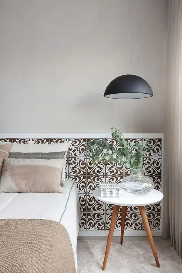 mesa de canto pé palito para decoração de quarto com pendente preto Foto Pinterest