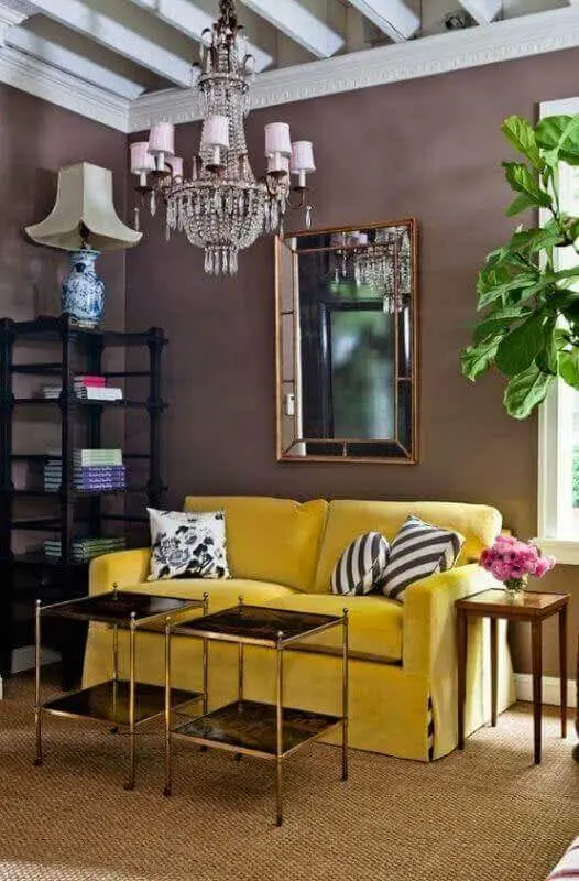 mesa de canto quadrada de madeira para decoração de sala simples com sofá amarelo Foto Pinterest