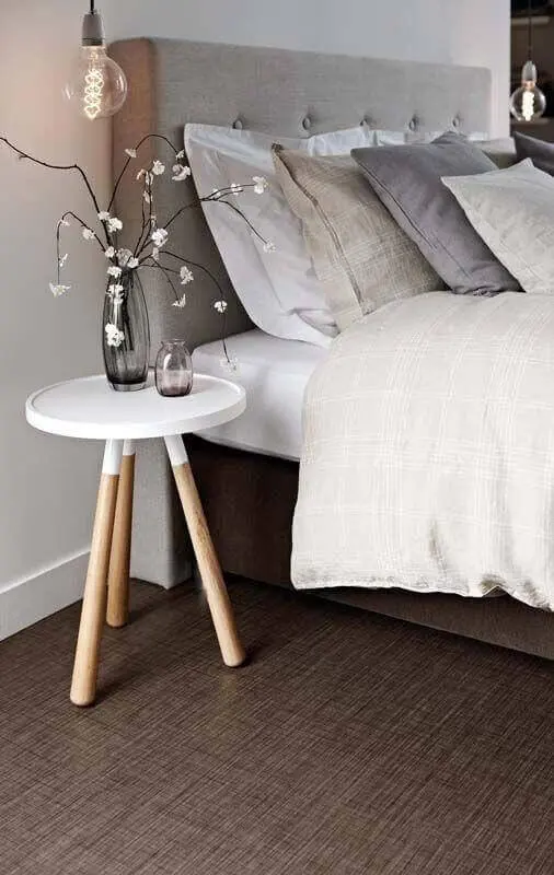 mesa de canto retrô para decoração de quarto de casal com cabeceira cinza Foto Pinterest