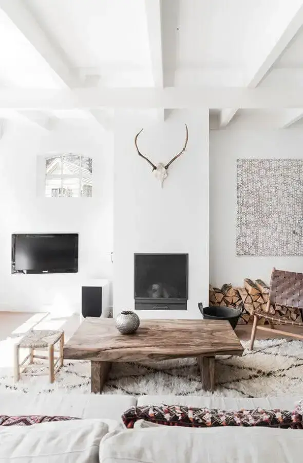 mesa de centro de madeira rústica para decoração de sala branca com estilo escandinavo Foto Pinterest