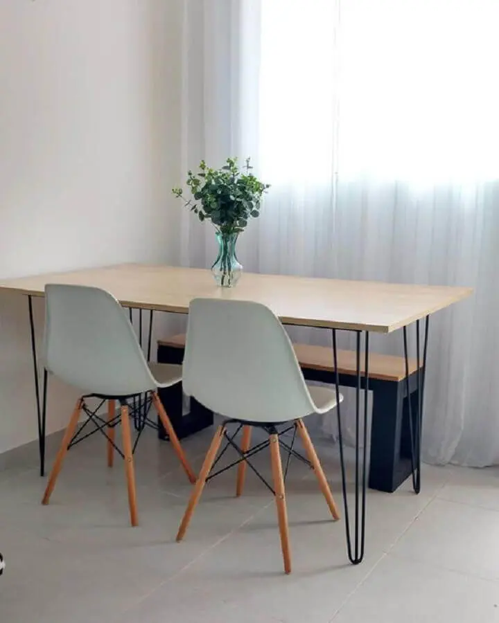 mesa de jantar com banco e cadeiras para decoração simples Foto Pinterest