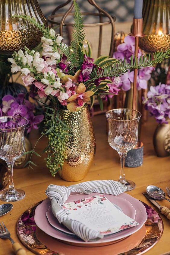 Mesa decorada com flor roxa