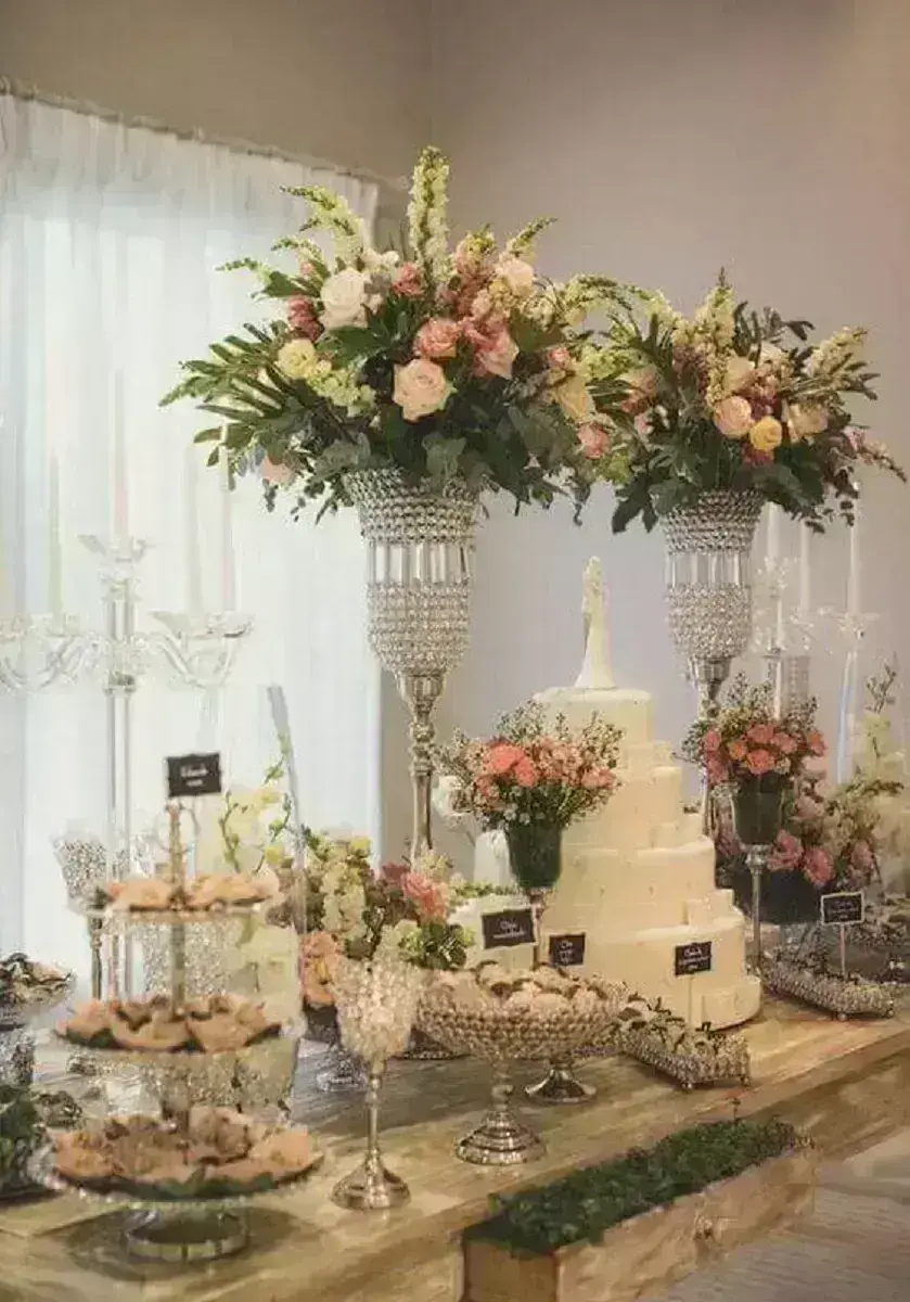 mesa rústica com decoração romântica para festa bodas de cristal Foto Pinterest
