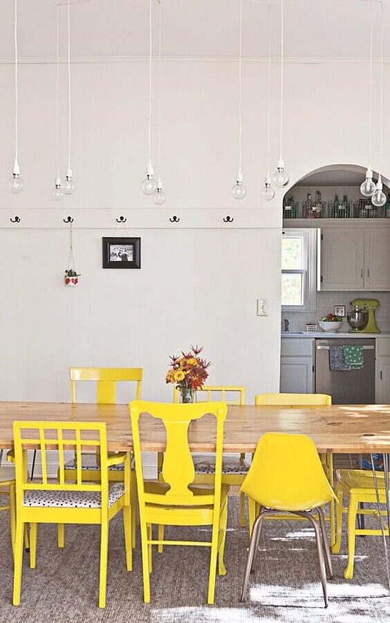 modelo simples de lustre pendente para mesa de jantar com cadeiras amarelas Foto Homedit