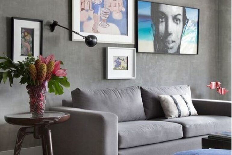 móveis para sala de estar cinza moderna com parede de cimento queimado Foto Manual da Obra