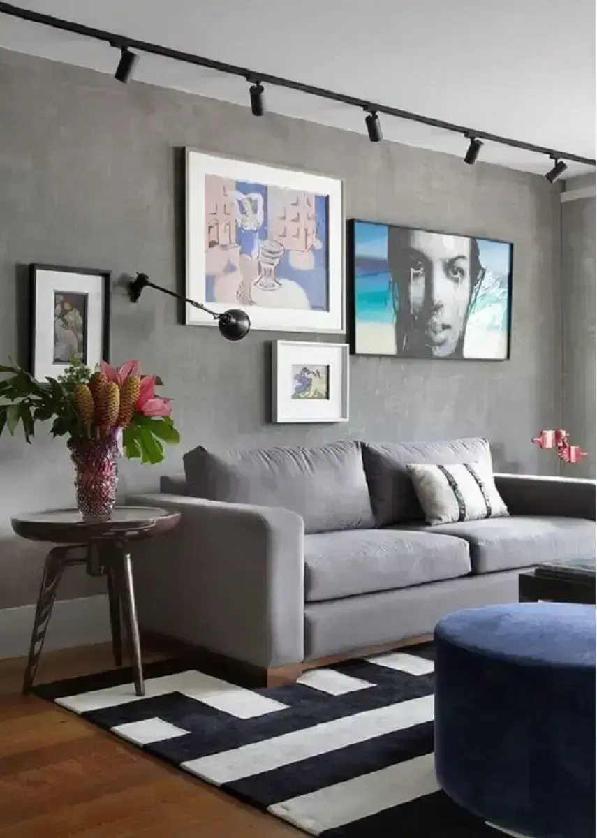 móveis para sala de estar cinza moderna com parede de cimento queimado Foto Manual da Obra