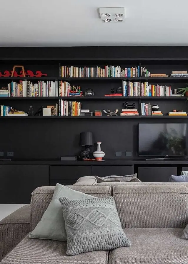 móveis planejados para decoração de sala preta com sofá cinza Foto Homedit