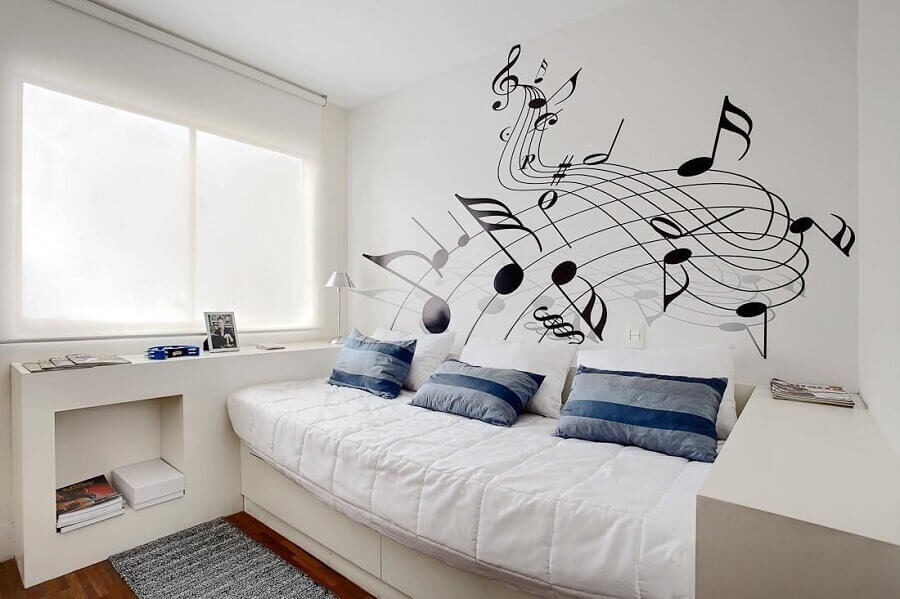 quarto branco com adesivo de notas musicais na parede decorado com almofadas para camas de solteiro Foto Sesso & Dalanezi Arquitetura+Design