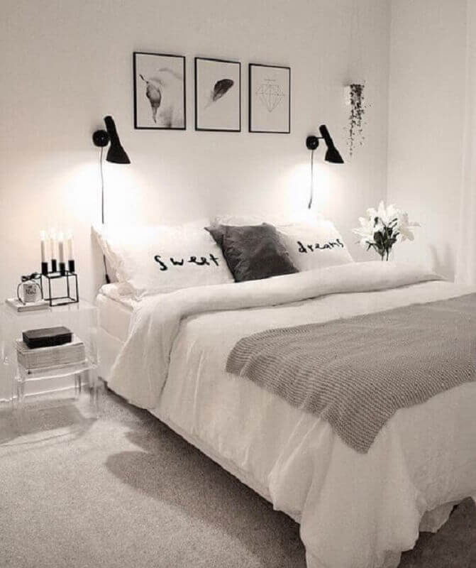 quarto branco minimalista decorado com abajur de parede preto Foto Futurist Architecture