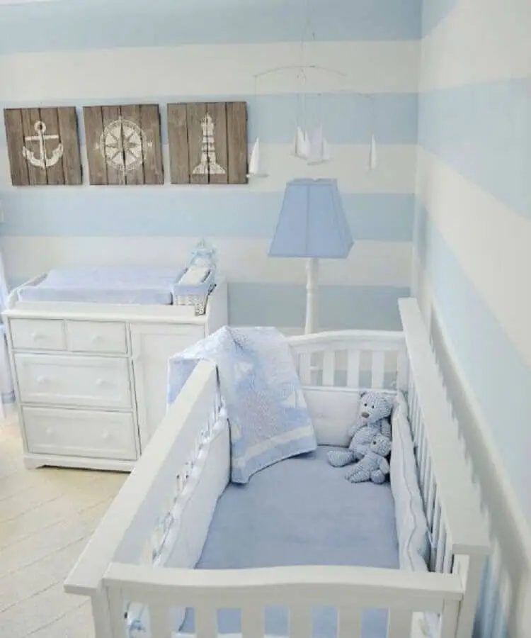 quarto de bebê decorado com papel de parede azul pastel e branco listrado Foto Mil Dicas de Mãe