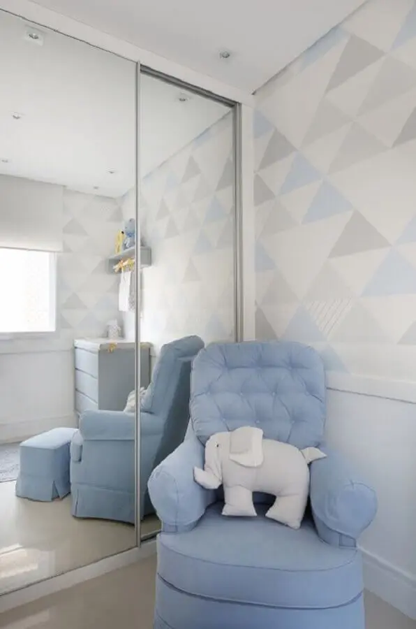 quarto de bebê decorado com poltrona azul tom pastel Foto Constance Zahn