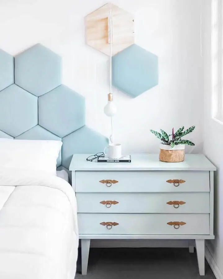 quarto decorado com cômoda e cabeceira moderna azul pastel Foto Futurist Architecture
