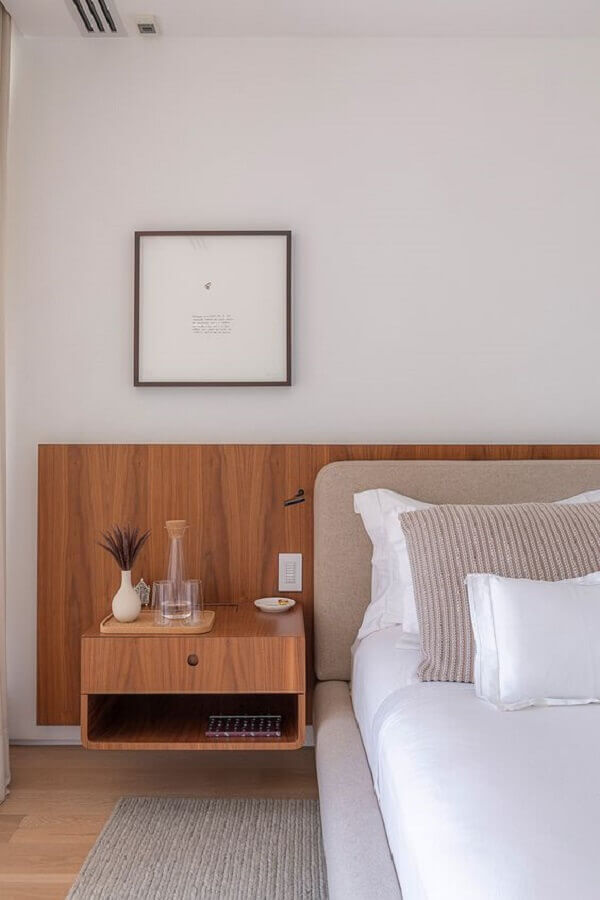 quarto decorado com mesa de cabeceira suspensa em madeira Foto Casa de Valentina