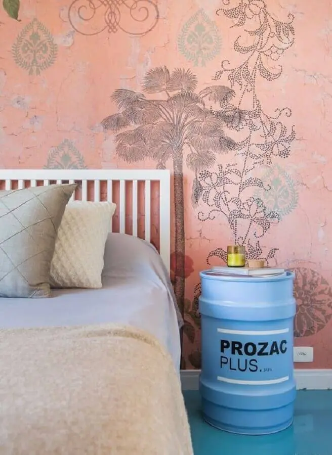 quarto decorado com papel de parede rosa cama branca e tambor decorativo feminino azul Foto Histórias de Casa