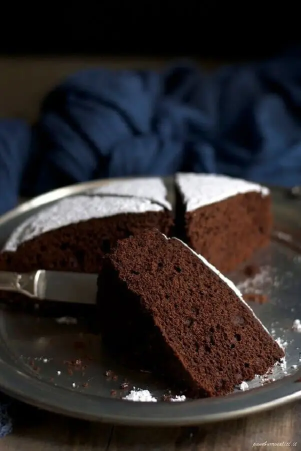 receita de bolo de chocolate simples com cobertura de açúcar Foto Bolos Caseiros