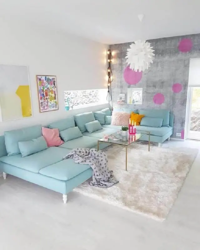 sala branca decorada com tapete felpudo e sofá azul pastel Foto Pinterest