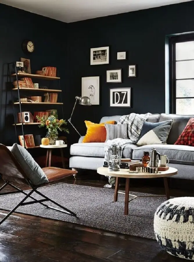 sala com parede preta decorada com almofadas coloridas para sofá cinza Foto Homedit